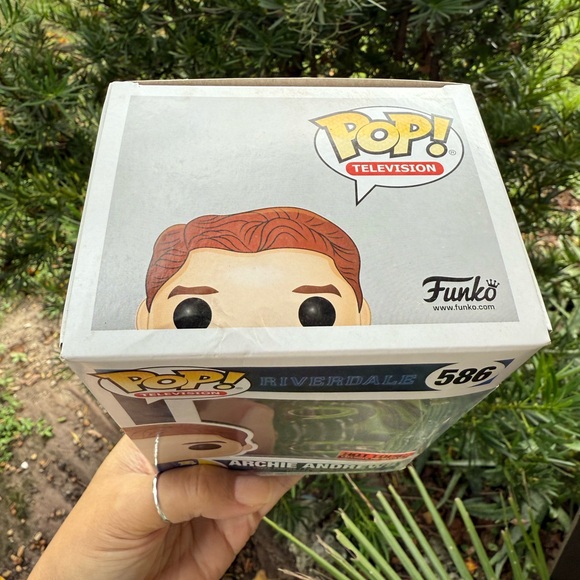 Funko Pop! Television: Hot Topic Exclusive Riverdale Pop! Archie Andrews #586 🆕 - Picture 6 of 7